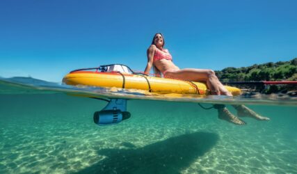 Žena sjedi na SUP dasci u plitkom moru